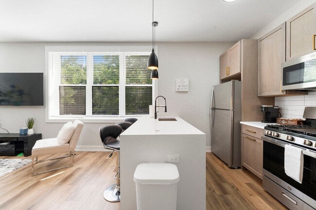 Building Photo - 1900 W 17th St