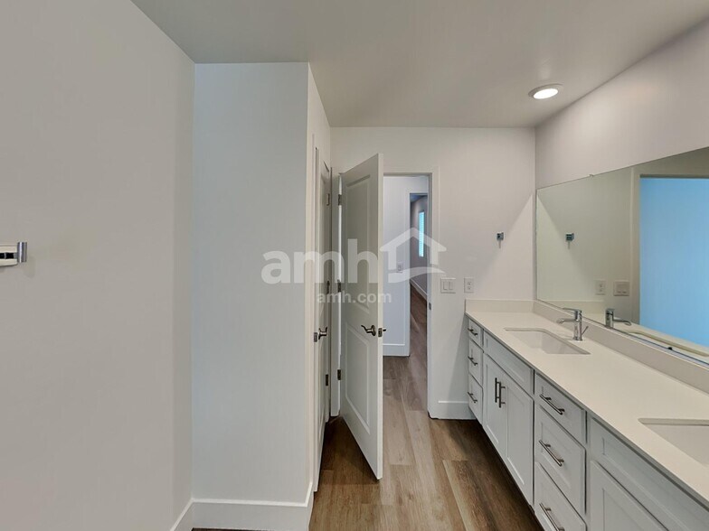 Building Photo - 9629 Harkes Dr