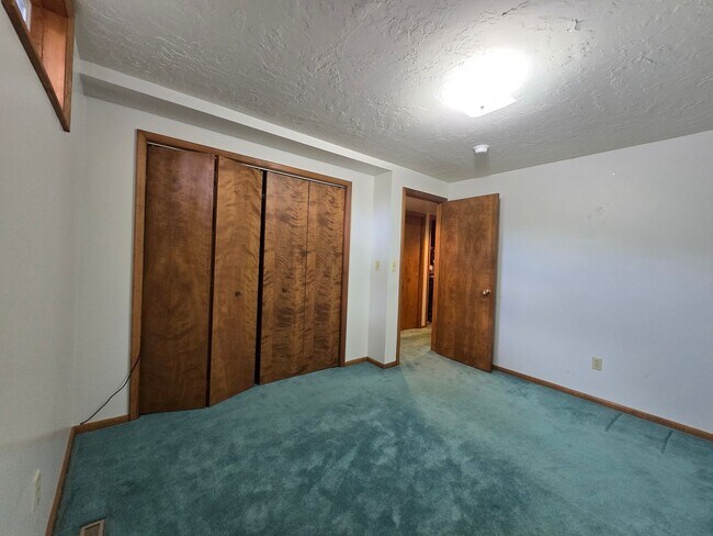 Building Photo - Large 5 Bed, 3 Bath House