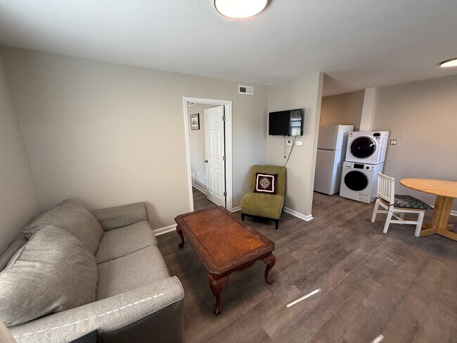 Building Photo - 213 N Ann St