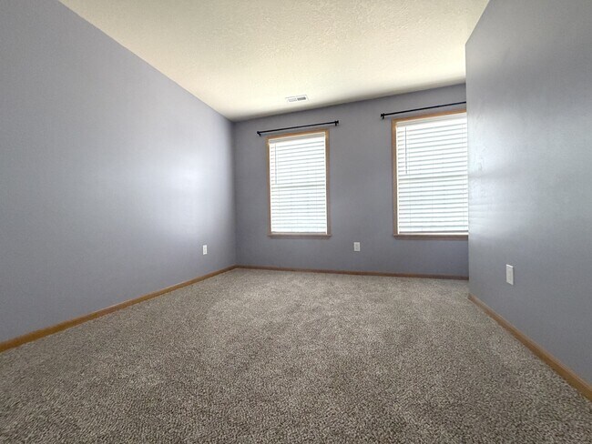 Building Photo - 1005 NE Kamies Ln