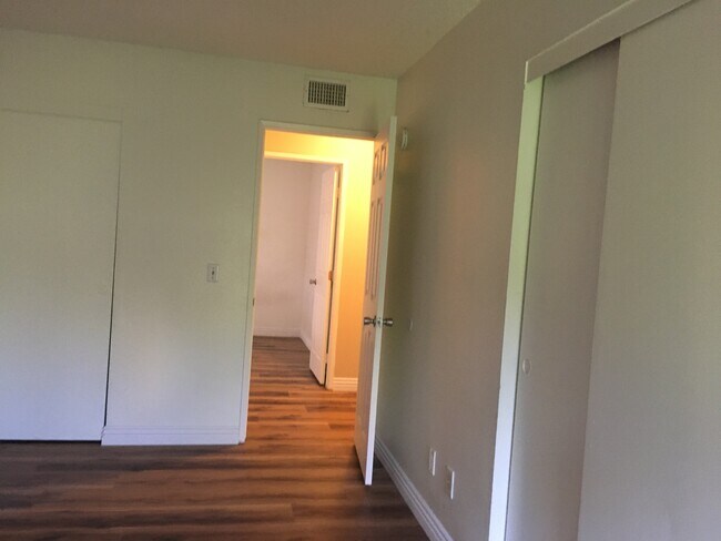 Building Photo - 126 Oakdale Ln