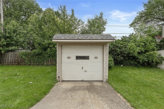 Building Photo - 4930 E 109th St