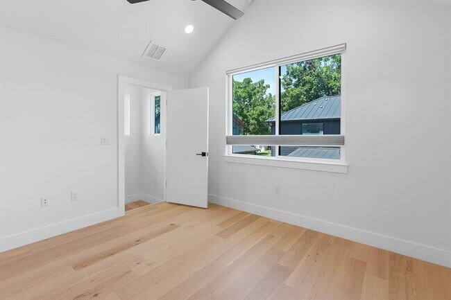 Building Photo - 913 Mansell Ave