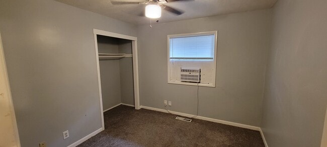 Building Photo - 905 W 24th St