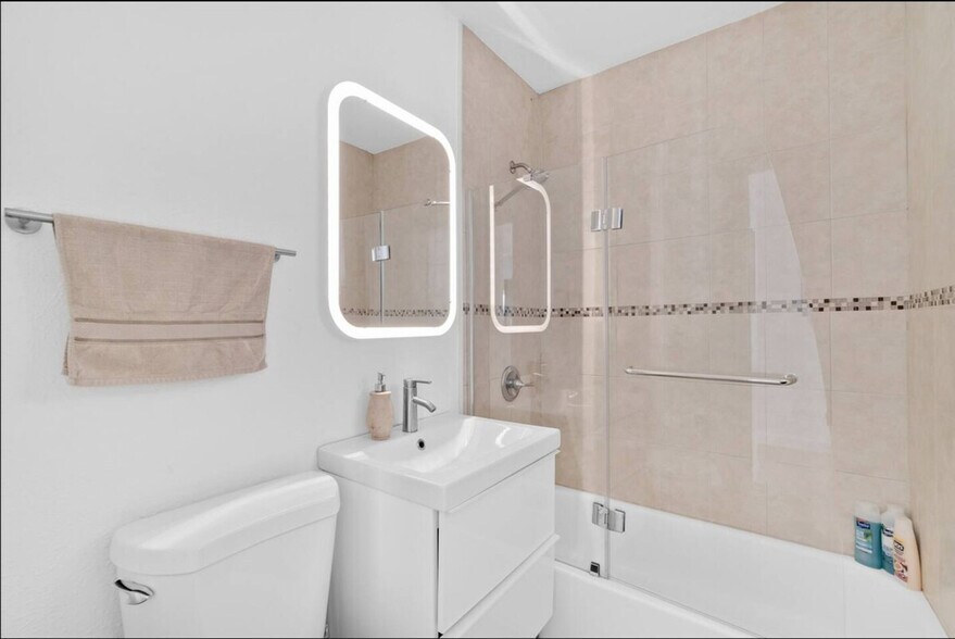 Building Photo - 1023 NW 23rd Ave