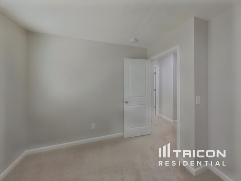 Building Photo - 200 Spring Knoll Dr