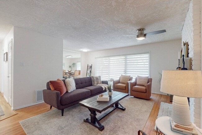 Building Photo - For Rent| 3 bedrooms 2 bathrooms| NE Abq | Private Yard | Fireplace | Available 03/23/2026!