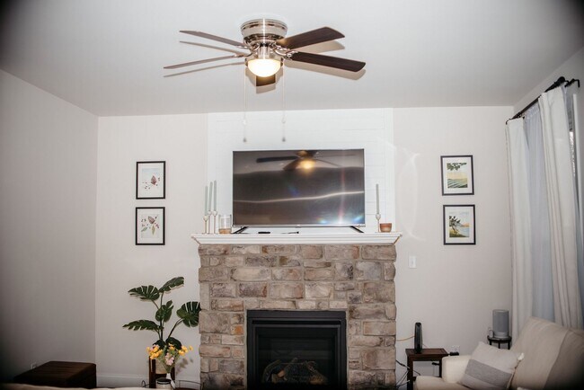 Building Photo - 220 Callie Dr