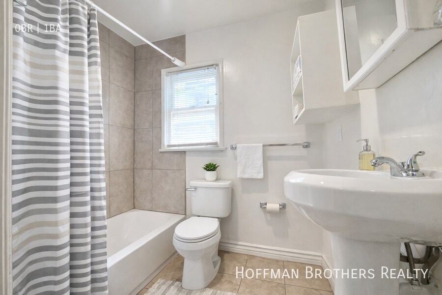 Building Photo - 301 N Sycamore Ave