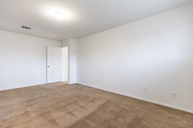 Building Photo - 2476 Medina Dr