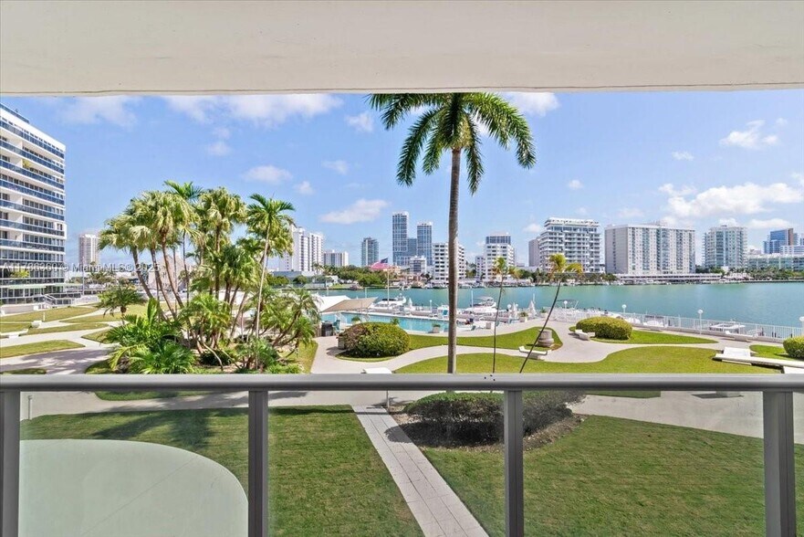 Primary Photo - 900 Bay Dr
