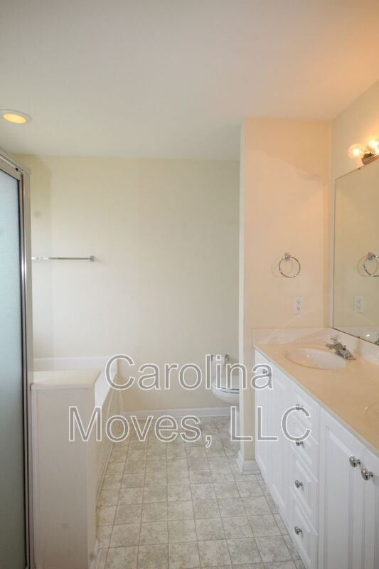 Building Photo - 500 Cliffview Ct