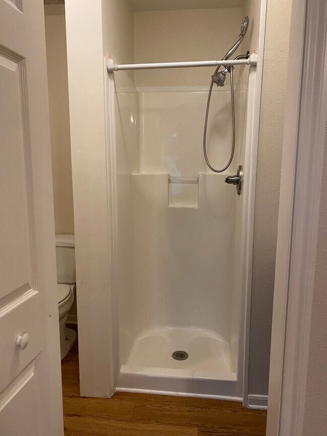 Building Photo - CUTE 2 BEDROOM