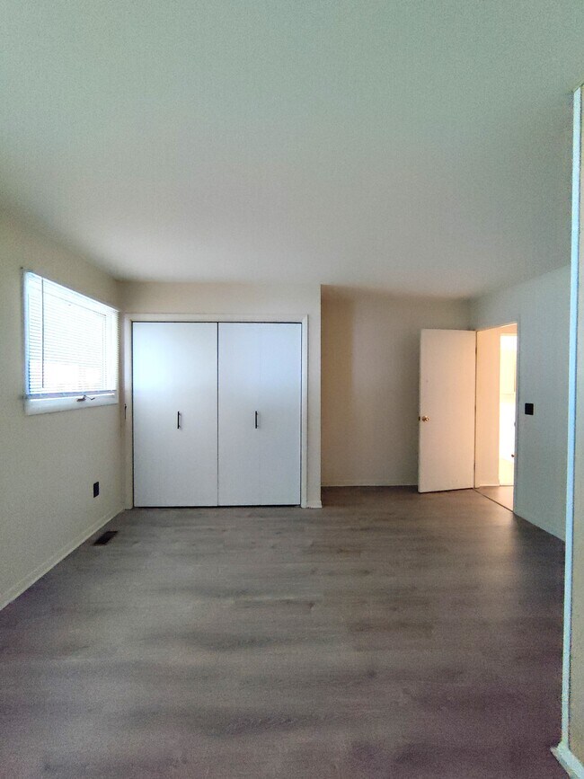 Building Photo - 242 W Lincoln Ave