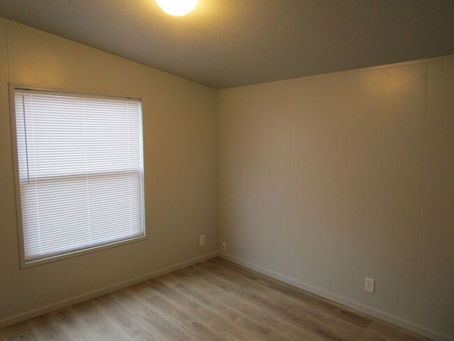 Building Photo - 3 Bedroom, 2 Bathroom Updated Home South o...