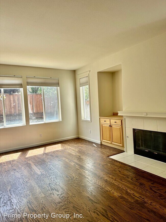 Building Photo - 3 br, 2.5 bath House - 5105 Aspen St.