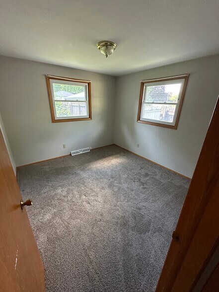 Building Photo - 1067 Meadow Ln