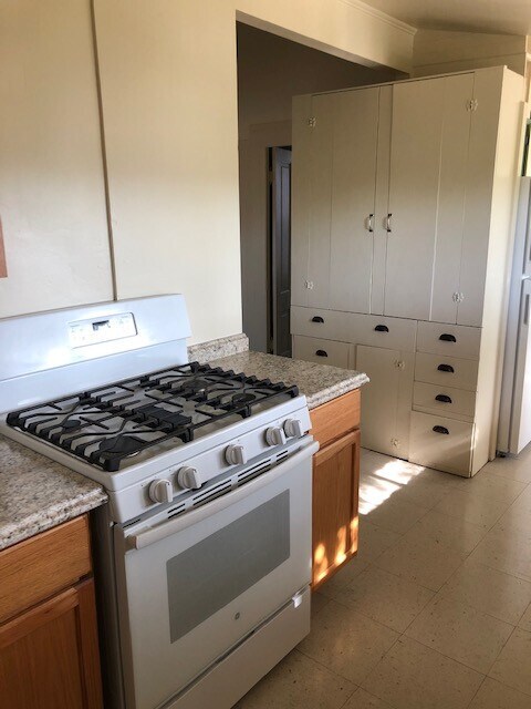 Building Photo - Early 1900's Charm In This Two Bedroom in Prescott