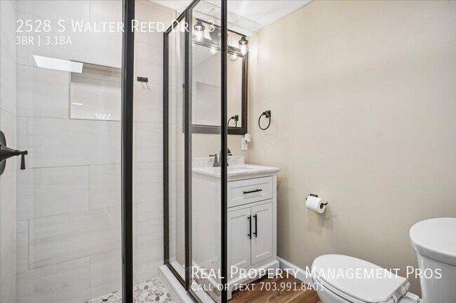 Building Photo - 2528 S Walter Reed Dr