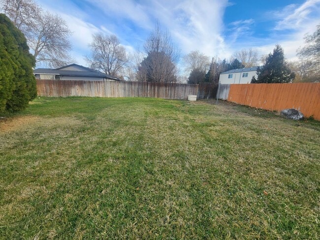 Building Photo - Charming & Affordable 2-Bedroom Home