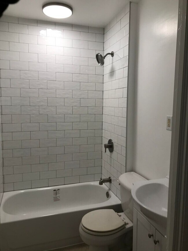 Building Photo - Modern Apartment - South Side Flats