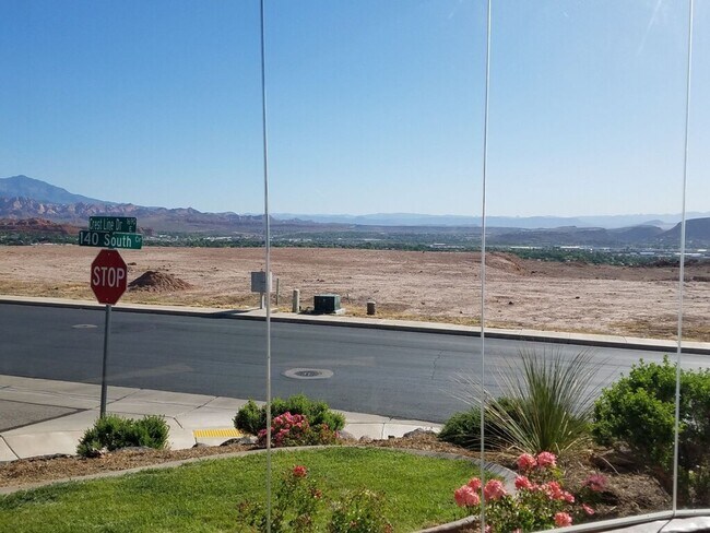 Building Photo - Beautiful Corner Lot! FULLY FURNISHED! Available Now!!