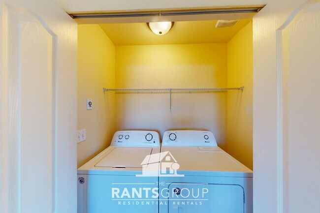 Building Photo - Cuter 2 Bed in the heart of Yelm!