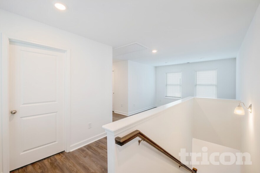 Building Photo - 132 E Rdg Wy