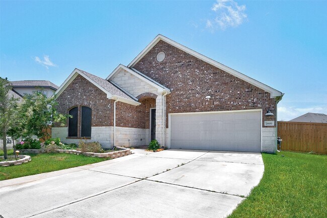 Building Photo - 2600 Golden Palms Ln