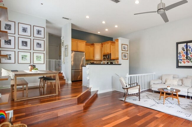 Building Photo - Gorgeous End Unit with pond fountain view -  1 Bed, 1 Bath plus Office/Den Nook on Harbour Island...