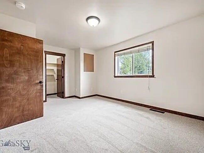 Building Photo - Cute House, Large Yard