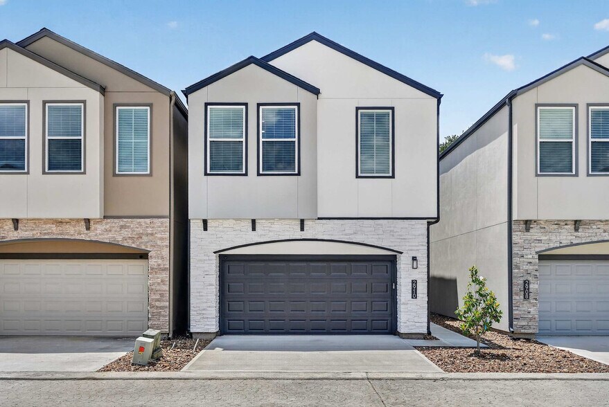 Building Photo - 2910 El Fenice Ln