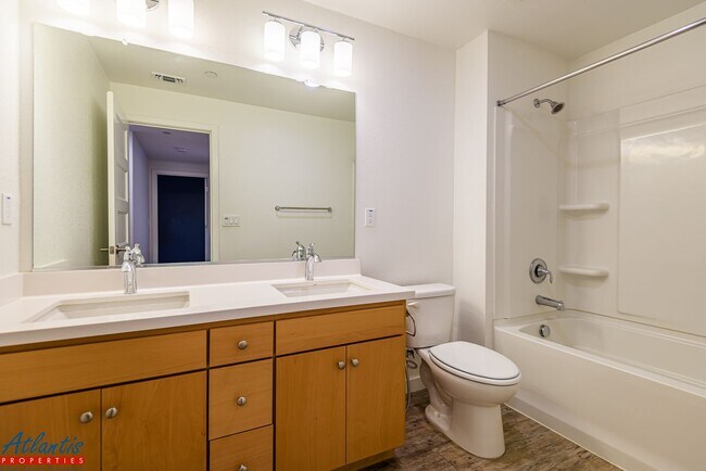 Building Photo - Lovely Townhouse | Central A/C | Private Balconies