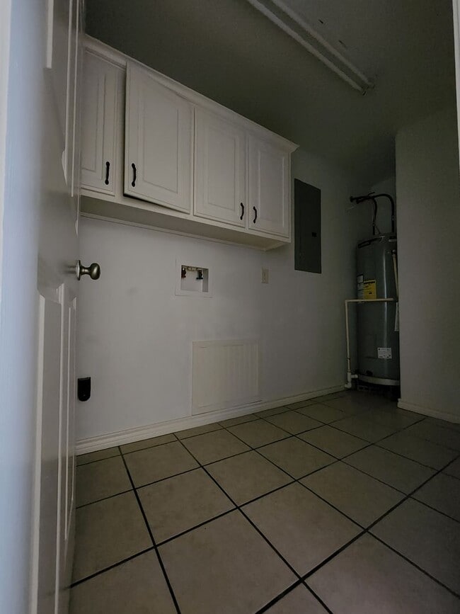 Building Photo - 3 bedroom 2 bath brick home