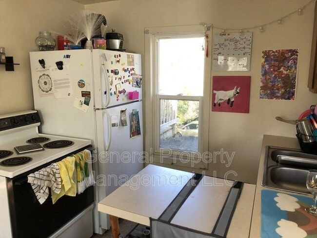 Building Photo - 3 bedroom 1 bathroom on Water street and n...