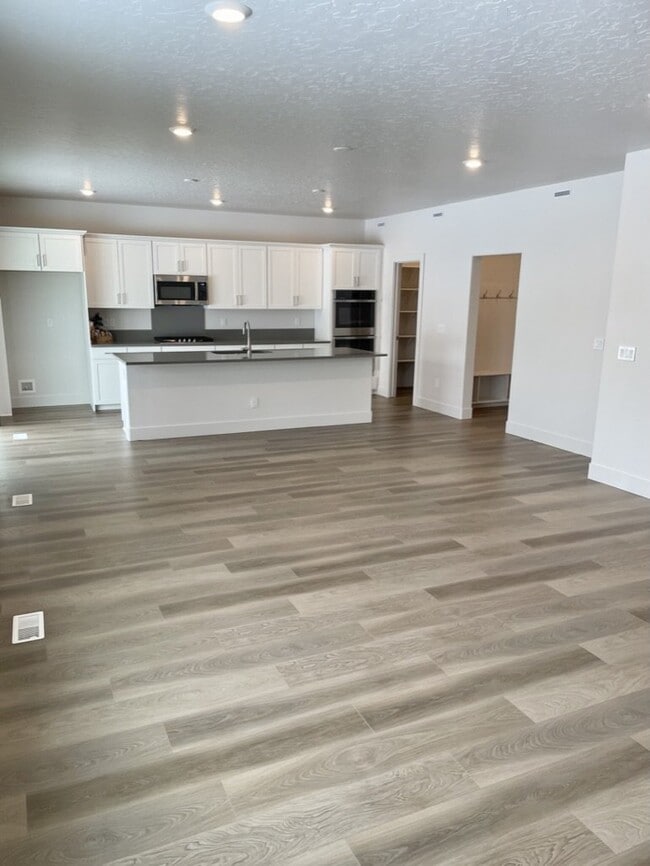 Building Photo - "Spacious 4-Bedroom Home on East Caldera Street with 2.5 Baths and 2,498 Sq Ft of Comfort in Meri...