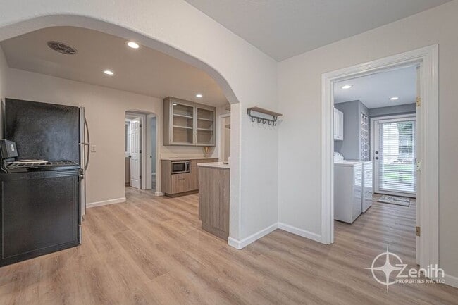 Building Photo - 2541 SW 6th Ave