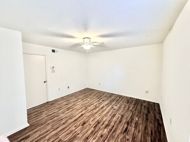 Building Photo - 1 Bed 1 Bath Condo with Community Pool and Access to I-10