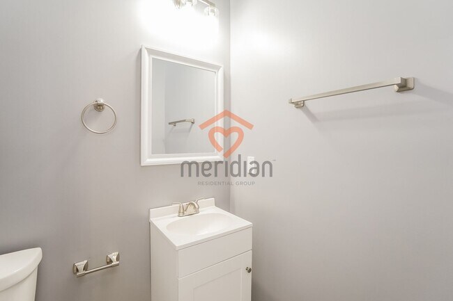 Building Photo - 4 bed / 4 bath ~ Move-in Today!