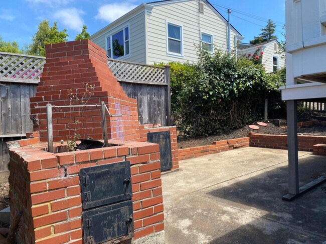 Building Photo - Elegant Kensington living with comfort, character, and scenic appeal