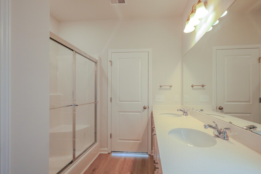 Second floor full bathroom with double vanity - 1542 Alvin Pond Dr
