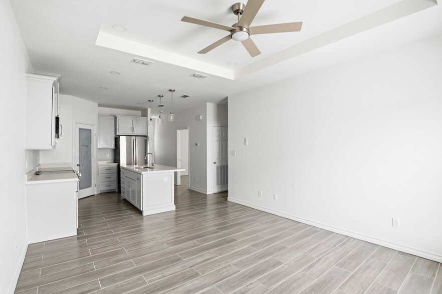 Building Photo - 3211 S Chloe Ave