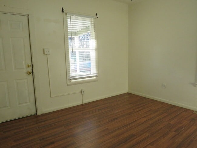 Building Photo - 2 Bed / 1 Bath House