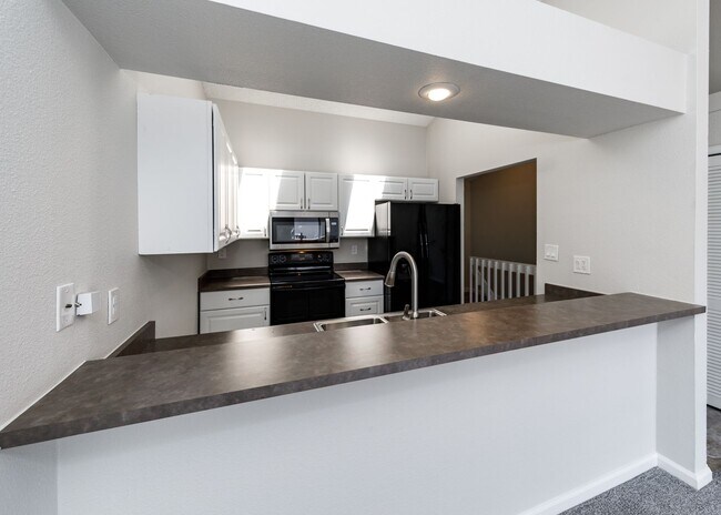 Building Photo - Lovely End Unit 2 Bed Condo, Centrally Located