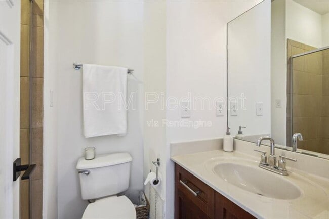 Building Photo - 174 Chester Ave SE