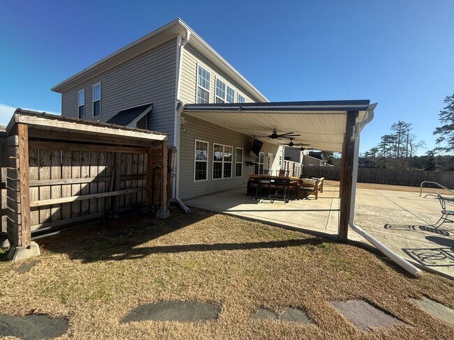 Building Photo - Amazing home with custom touches and in-ground pool