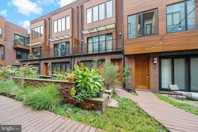 Building Photo - 1247 E Columbia Ave