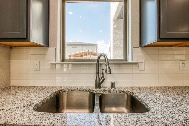 Building Photo - Beautiful  House 3 beds/3 baths. This Prop...