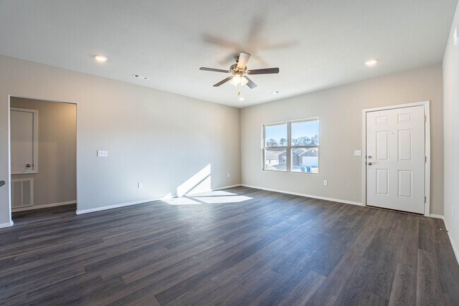 Building Photo - Beautiful Home!